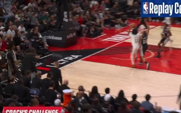 股票配资配资平台 福克斯和格兰特拼抢球出界&吹马刺球权 开拓者挑战成功拿回球权